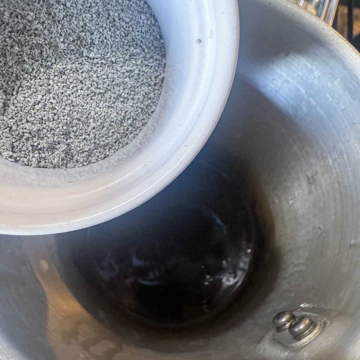 adding bentonite clay to black drawing salve